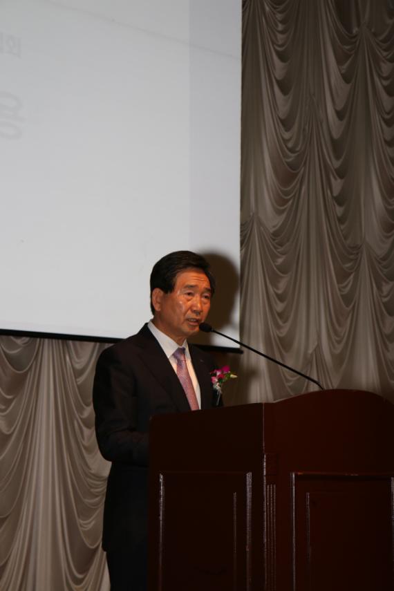 18일 서울 영등포구 공군회관에서 열린 '항공우주산업 발전 심포지엄 2014'에서 하성용 한국항공우주산업진흥협회 회장이 인사말을 하고 있다.