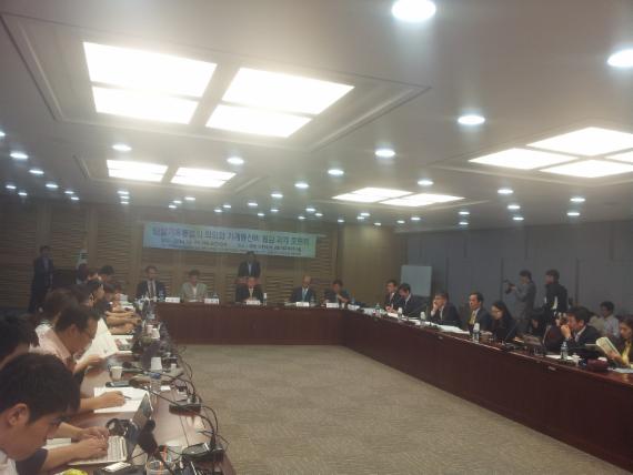 23일 오전 서울 여의도 국회에서 열린 '단말기 유통법의 의의와 가계통신비 절감 과제' 토론회에서 참석자들이 토론을 하고 있다.