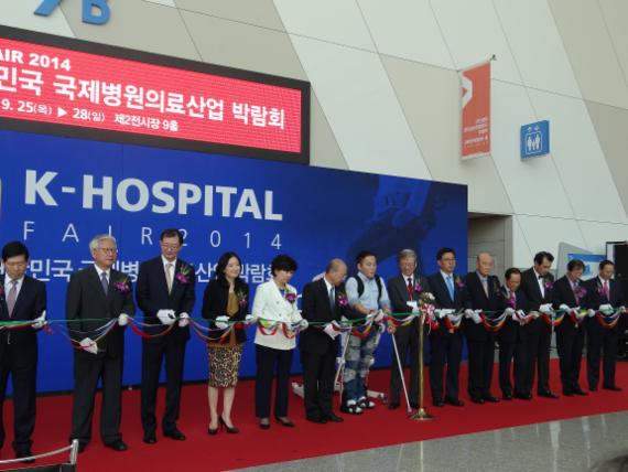 문형표 보건복지부장관(왼쪽 여섯번째)이 25일 2014 대한민국 국제병원의료산업 박람회 개막식에서 테이프 커팅을 하고 있다.