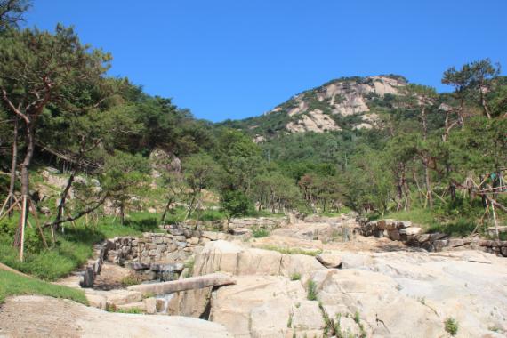 2012년 7월 복원이 완료된 서울 종로구 옥인동 '수성동 계곡'. 1만여㎡ 규모에 계류부 암반지역은 최대한으로 암반을 노출시켜 자연미를 살리고 녹지 위주로 조성 복원했다. 돌다리인 기린교에서 바라보는 인왕산 전경이 과거 조선시대의 원형을 재현했다는 평이다.