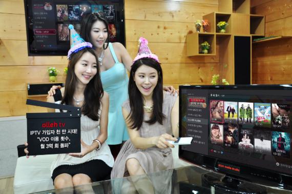 올레TV가 최근 다시보기(VOD) 이용현황에 대한 조사를 진행한 바에 따르면 지난 8월 VOD 월 플레이 수는 사상 처음 3억회를 넘어섰다. KT 모델들이 월 플레이 수 3억회 돌파 기념촬영을 하고 있다.