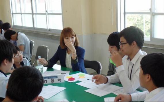 충남 서천 동강중학교에서 최근 열린 전공설명회 메이저리그에서 재학생들이 대학 선배(오른쪽 네번째)로부터 전공 이야기를 듣고 있다.