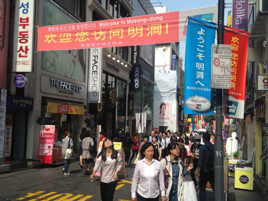 1일 오전 서울 명동 상가는 중국 국경절을 맞이해 '요우커 마케팅'으로 분주했다. 쇼핑객들이 중국어로 쓰여진 현수막 아래를 지나고 있다.