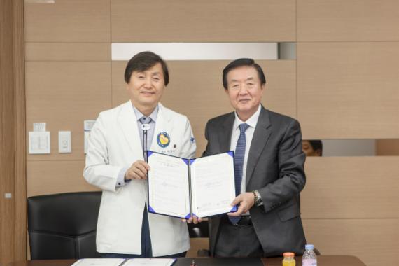 샘병원 박상은 의료원장(왼쪽)이 지난 6일 서울여자간호대학교 김종수 총장과 산학협력 협약식을 체결한 후 협약서를 들어보이고 있다.