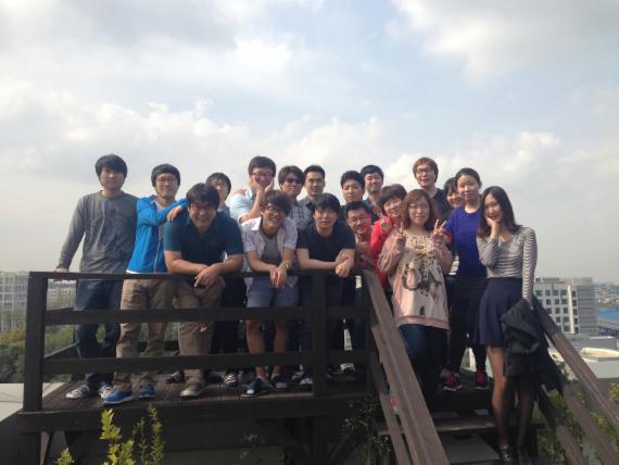 앱크로스 손일홍 대표(왼쪽 세번째)와 임직원들이 서울 성암로 첨단산업센터에 위치한 본사 옥상에서 활짝 웃고 있다.