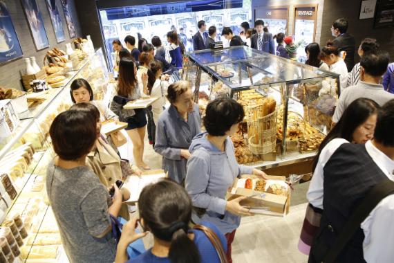 파리바게뜨 매장에서 빵을 구입하고 있는 중국인들.