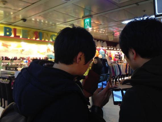 한국전자통신연구원(ETRI) 연구진이 이번에 개발한 실내 내비게이션 기술을 서울 사당역 내에서 스마트폰을 통해 시연하고 있다