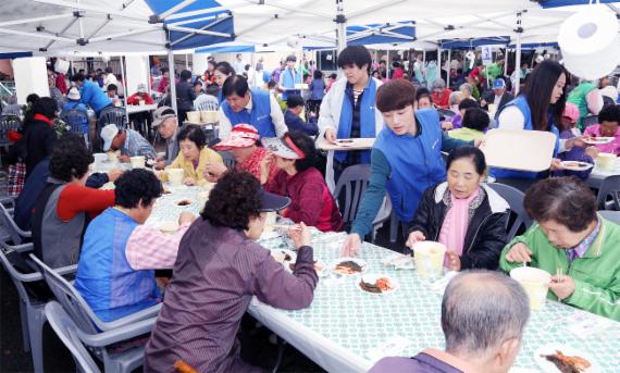 경남銀, 경로의 달 효도공연 및 사랑의 특식 나눔 행사