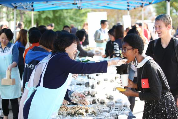 황선혜 숙명여대 총장(앞줄 왼쪽)이 2학기 중간고사를 맞아 외국인 학생들에게 주먹밥을 나눠주고 있다. 숙명여대는 지난 2010년부터 매학기 중간고사 기간에 총장과 교무위원들이 직접 간식을 나눠주고 있다.