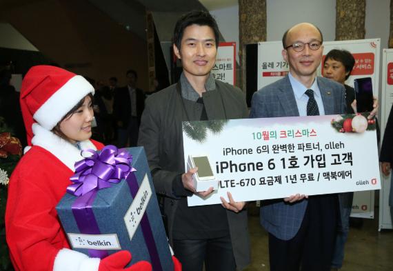 사진은 1호 가입자 채경진 씨(가운데)와 KT 남규택 부사장(오른쪽)이 서울 광화문 올레스퀘어에서 KT 아이폰6 1호 개통을 마치고 기념 사진 촬영을 하고 있다.
