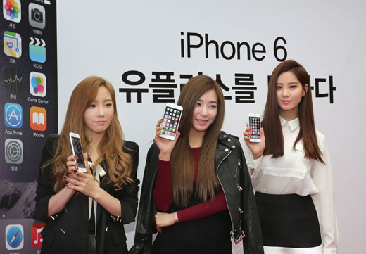 10월 31일 이동통신 3사는 일제히 아이폰6 개통행사를 열고 본격 국내 판매를 시작했다. 개통식 행사를 앞두고 LG U+ 서울 서초직영점에는 수백명의 인파가 몰려 아이폰6 개통을 기다렸다. LG U+ 아이폰6 개통식에서 소녀시대 '태티서' 멤버 태연, 티파니, 서연이 기념촬영을 하고 있다.