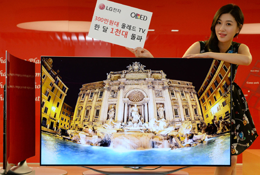 출시 한 달만에 판매량 1000대를 돌파한 LG 55형 곡면 유기발광다이오드(OLED) TV를 LG전자 모델이 소개하고 있다.