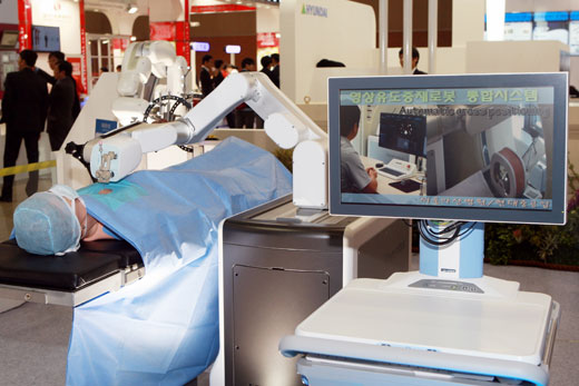 서울아산병원은 일산 킨텍스에서 열린 2014로보월드에서 현대중공업과 공동으로 개발한 의료용 시술로봇을 처음 선보였다.