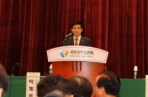 이성보 국민권익위원장이 4일 오후 서울 명동 포스트타워에서 '공공재정 허위 부정청구 등 방지법' 공청회에서 법 추진 배경에 대해 설명하고 있다.