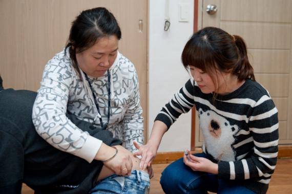 광동제약은 장애우들의 겨울철 건강 관리를 위해 비타민D 의약품 기부 및 봉사활동을 진행했다. 봉사활동에 참여한 간호사가 주내자육원 장애우에게 비타민D 주사제를 투여하고 있다.