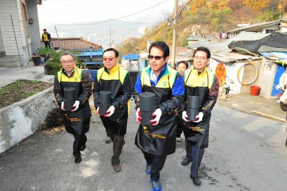 S-OIL,홍제동 개미마을에서 '사랑의 연탄나눔'
