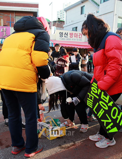 [포토] 수능 응원후 뒤처리는 필수!