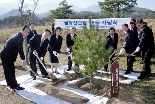 현정은 현대그룹 회장(왼쪽 세번째)이 18일 북한 금강산 현지에서 열린 '금강산관광 16주년 기념행사'에서 조건식 현대아산 사장(왼쪽 네번째), 원동연 아태 부위원장(왼쪽 두번째) 등과 함께 기념식수를 하고 있다.