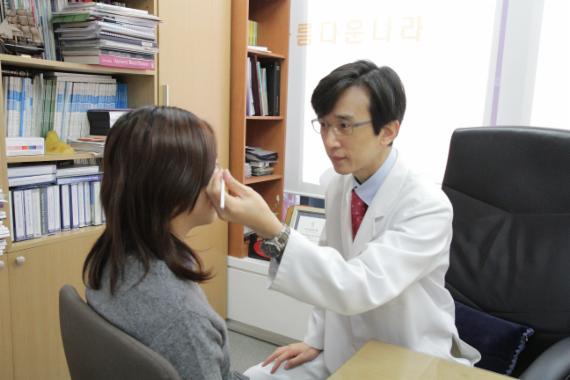 아름다운나라성형외과 김진영 원장이 수험생에게 눈성형 상담을 진행하고 있다.
