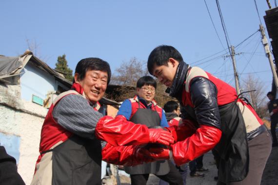 20일 서울 중계본동 '104마을'에서 롯데건설 김치현 대표이사(왼쪽)가 임직원과 함께 연탄나눔봉사활동을 벌이고 있다.