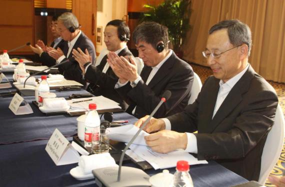 KT와 차이나모바일, NTT도코모의 CEO가 중국 항저우에서 개최된 SCFA총회에서 3개국 통신서비스 협력방안에 대해서 논의를 했다. 황창규 KT 회장(오른쪽)이 시궈화 중국 차이나모바일 회장(오른쪽에서 두번째)과 가토 NTT 도코모 사장(오른쪽에서 세번째)에게 3개국 모바일 교통카드 협력을 제안하고 있다.