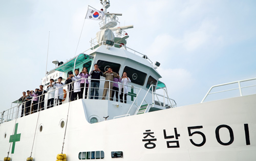 '충남 병원선 501호'는 한 해 7800㎞를 이동하며 섬 주민 4100여명의 건강을 돌보고 있다. 의료진과 병원선 관계자들이 외연도를 떠나며 주민에게 인사하고 있다. 사진=서동일 기자