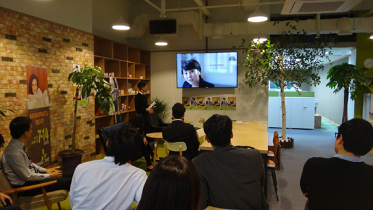 경기도 성남시 분당구 삼평동 내츄럴엔도텍의 사무실에서 판매 담당자가 이 회사의 제품군을 소개하고 있다.