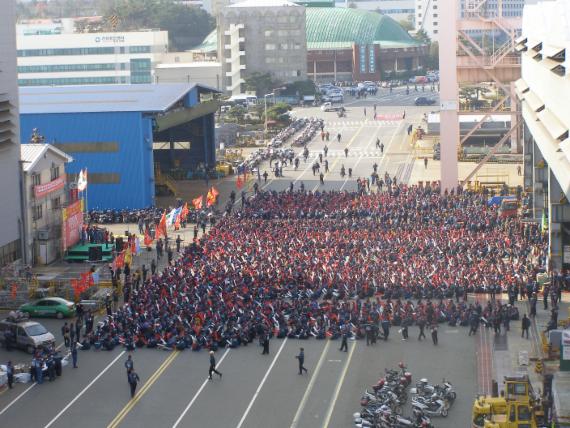 현대중공업 노조는 27일 낮 12시 30분 울산 본사에서 조합원 3000여명이 참석한 가운데 파업 출정식을 갖고 오후 1시부터 5시까지 4시간 동안 부분파업을 실시했다.