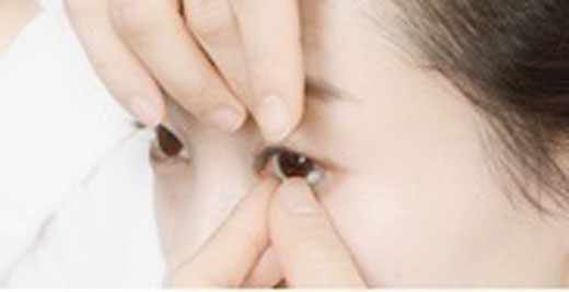 콘택트렌즈를 제거할 때는 눈두덩을 손으로 살짝 잡아당겨서 시야를 확보한 뒤 나머지 손의 엄지와 검지를 이용해 콘택트렌즈를 조심스레 제거한다.