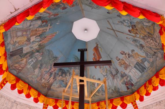 필리핀 세부 시청 앞에 전시돼 있는 마젤란 십자가. 1521년 4월 7일 마젤란이 세부에 도착한 것을 기념해 세운 기념비다.