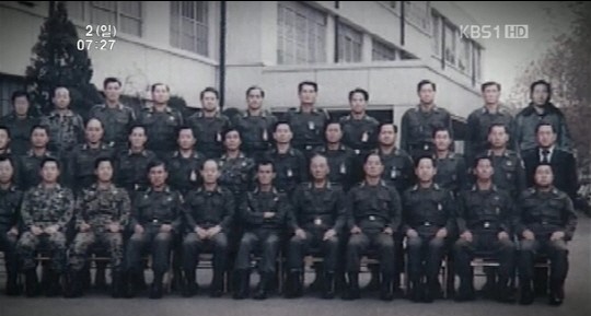 정승화 육군참모총장 연행 이후인 1979년 12월 14일 서울 보안사령부 구내에서 촬영한 신군부의 기념사진