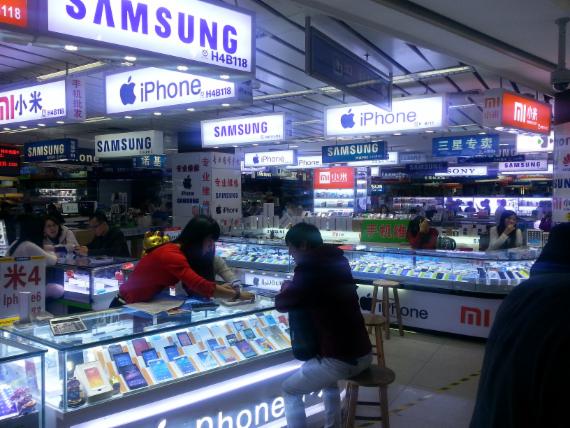 화창베이 HQ마트 4층에 소재한 휴대폰 판매점들. 한 고객이 판매점 직원과 상담을 나누고 있다.