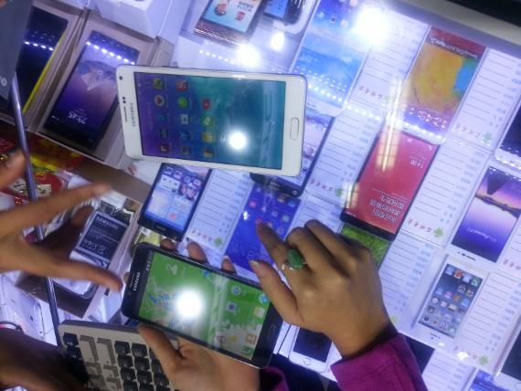 화창베이 불법 공장에서 생산되는 삼성전자 갤럭시노트4 '짝퉁(가짜)'들. 일반인은 진품과 구분하기가 쉽지 않다.