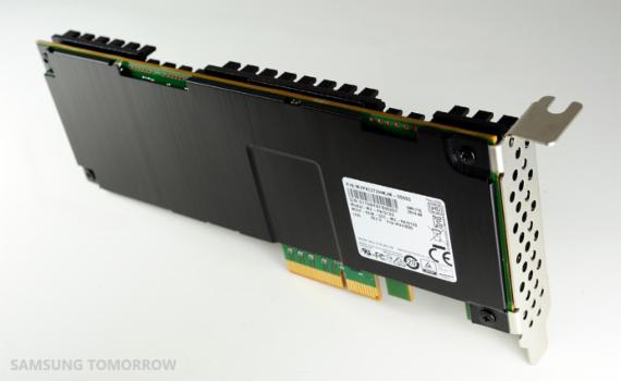 3차원 V낸드기반 3.2TB 용량의 카드타입 SSD 자료=삼성전자