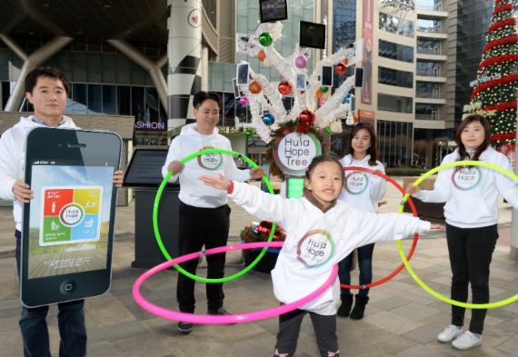 사노피의 직원 및 가족이 당뇨병 환자의 건강과 쾌유를 바라는 마음을 담아 지난 15일 서울 가든파이브 광장에 설치된 '훌라호프 트리' 앞에서 단체 퍼포먼스를 선보였다. 오는 19일까지 공개되는 훌라호프 트리에서는 지난 11월부터 모바일 어플리케이션을 통해 '훌라호프 챌린지'에 참여한 100명 이상의 당뇨병 전문가들의 동영상을 확인할 수 있다.