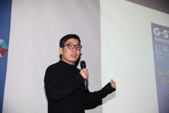 NHN엔터테인먼트 데이터과학센터장 김유원 총괄이사가 17일 판교 플레이뮤지엄 사옥에서 가진 기자간담회에서 토스트 클라우드에 대해 설명하고 있다.