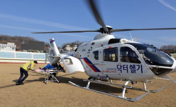 경북 안동병원 항공의료팀 의료진이 예천공설운동장에서 환자를 닥터헬기로 싣고 있다.사진=서동일 기자