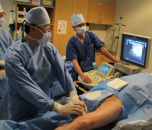 건국대병원 영상의학과 박상우 교수(왼쪽 첫번째)가 하지정맥류 환자에게 최첨단 혈관초음파를 이용해 시술을 하고 있다.