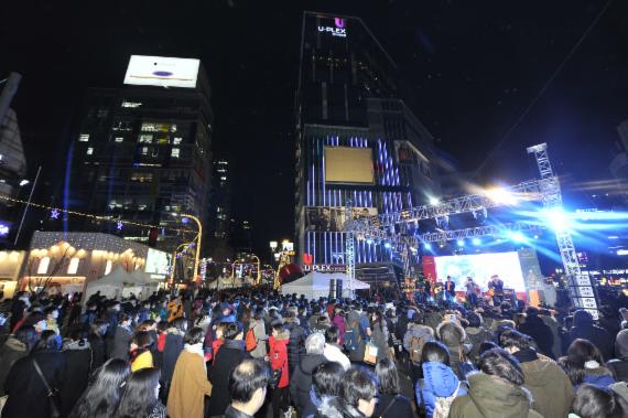 서대문구가 19일부터 25일까지 7일간 신촌 연세로에서 2014 크리스마스 거리축제를 여는 가운데, 첫날 저녁 많은 시민들이 개막 공연을 즐기고 있다.