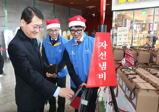 구세군 냄비 기부하는 위성호 신한카드 사장