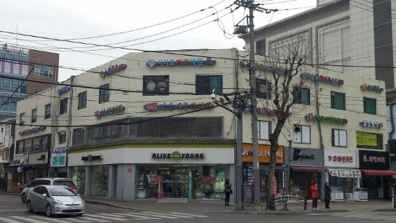 간판개선 사업이 진행된 후 말끔하게 정비된 선릉로 상가