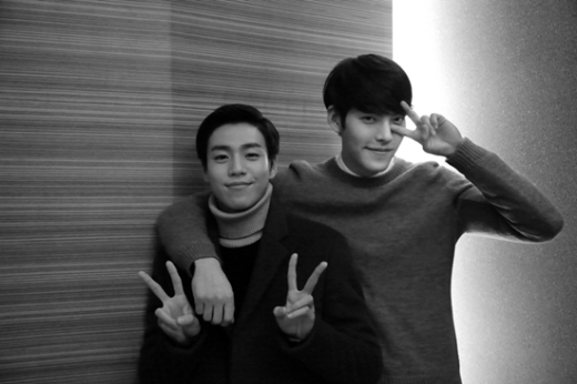 ‘기술자들’ 김우빈-이현우, 케미돋는 흑백 사진 공개...“진짜 친형제 같아”