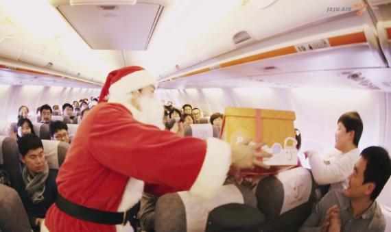 베트남 하노이로 향하는 제주항공 기내에서 산타클로스가 깜짝 등장, 승객들에게 선물을 나눠주고 있다. 이 영상은 유튜브 등에 공개돼 조회수 30만회를 넘기도 했다.