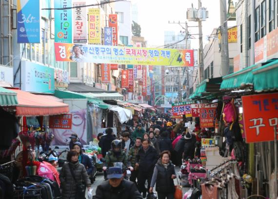 영화 '국제시장' 흥행에 힘입어 배경이 된 부산의 국제시장이 전국 각지에서 둘러보기 위해 찾아드는 관광객들의 발길로 연일 붐비면서 큰 활기를 띠고 있다.