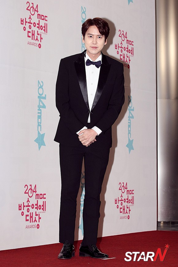 규현 '라디오스타 대표로 포토타임'