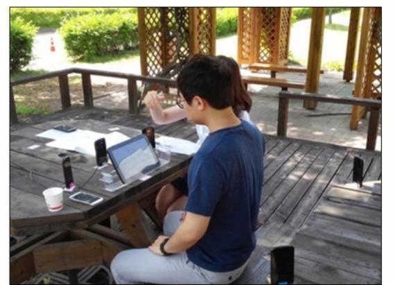 공원에서 5.1채널로 영화를 보는 모습