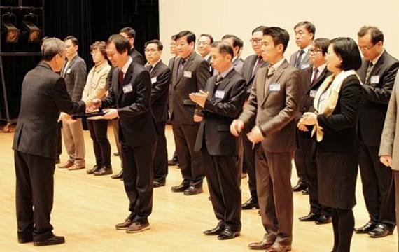 솔라루체 김용일 대표가 12월 30일 조달청이 주최한 '2014년 제5회 우수조달물품 지정증서 수여식'에서 증서를 받고 있다.