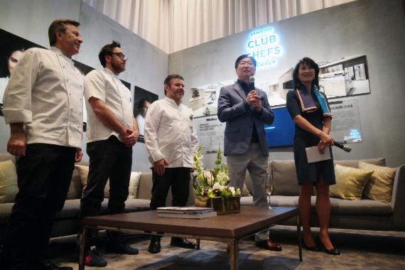 윤부근 삼성전자 대표이사 사장(왼쪽에서 4번째)이 6일(현지시간) 미국 라스베이거스 아리아 호텔 '클럽 드 셰프 스튜디오'에서 세계 최정상급 셰프인 다니엘 블뤼, 크리스토퍼 코스토프, 미쉘 트로와그로왼쪽부터), 삼성전자 박원 전무와 함께 토크쇼를 진행하고 있다.