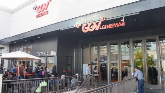 8일(이하 현지시간) 미국 로스앤젤레스CGV에서 상영중인 '국제시장'을 보기 위해 티켓박스 앞에 관람객들이 줄 지어 서 있다.