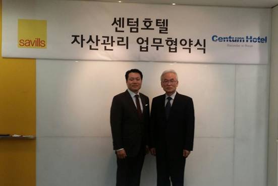 세빌스코리아 전경돈 대표(왼쪽)이 지난 8일 해운대 센텀호텔과 위탁 계약을 체결하고 있다.